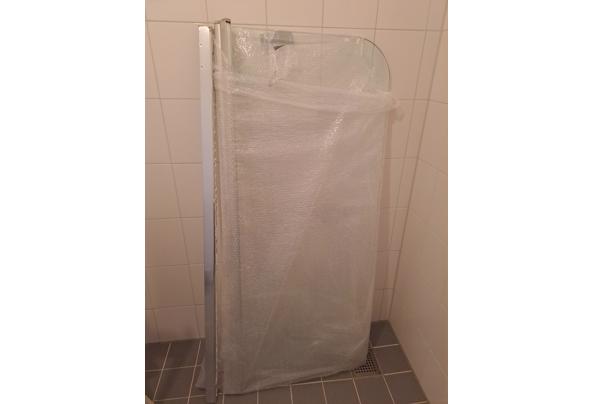 Ligbadglaswand door verhuizing .Groot 0,64×1.48 m met muurbevestiging - 1755269726694779168105410899136