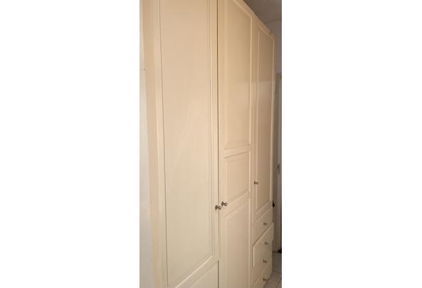 Deze maatwerk kledingkast heeft deuren, een roede en planken. De kast moet zelf gedemonteerd worden. Moet weg in verband met verhuizing. - IMG_3220