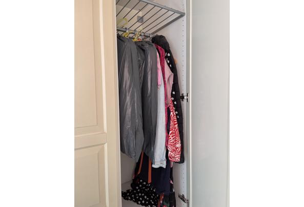 Deze maatwerk kledingkast heeft deuren, een roede en planken. De kast moet zelf gedemonteerd worden. Moet weg in verband met verhuizing. - IMG_3221