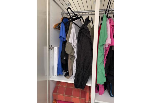 Deze maatwerk kledingkast heeft deuren, een roede en planken. De kast moet zelf gedemonteerd worden. Moet weg in verband met verhuizing. - IMG_3223