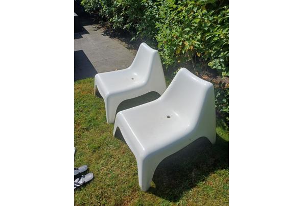 2 witte loungestoelen - 17504966508702975886587243358017