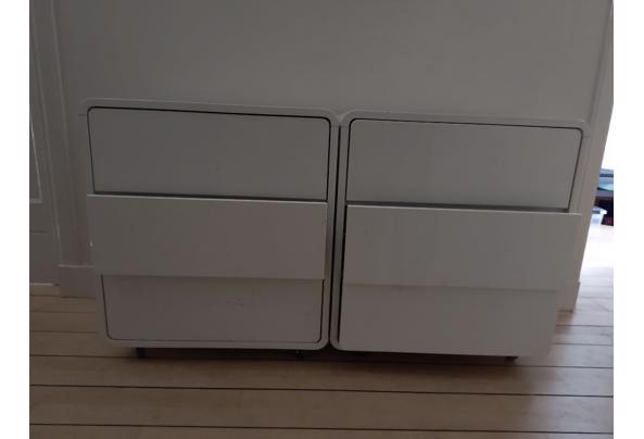2 witte houten nachtkastjes - 17474853525876337872843639655193