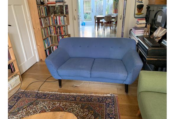 Blauwe tweezitsbank op poten retro - IMG_6188