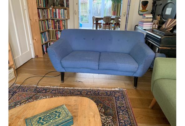 Blauwe tweezitsbank op poten retro - IMG_6189