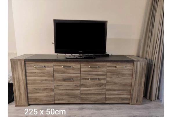 Eettafel en Salontafel dressoir vitrinekast - Afbeelding-van-WhatsApp-op-2025-11-17-om-19-44-19_60842975