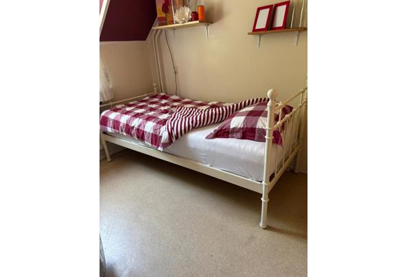 een leuk wit bed, met lattenbodem - bed