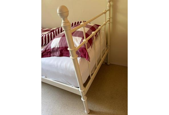 een leuk wit bed, met lattenbodem - bed1
