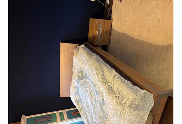 2-persoons bed met nachtkastje - foto-bed