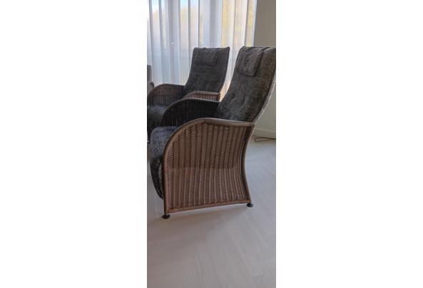 4 fauteuils (2 hoge en 2 lage rug, + glazen salontafel - 20231015_100738