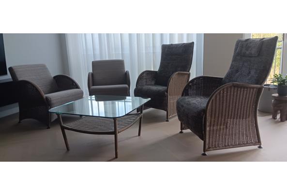 4 fauteuils (2 hoge en 2 lage rug, + glazen salontafel - 20231015_101222