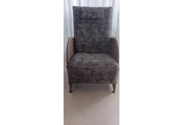4 fauteuils (2 hoge en 2 lage rug, + glazen salontafel - 20231016_134617