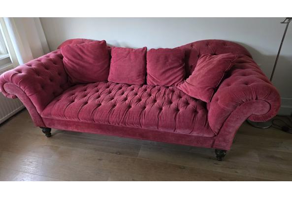 Luxe bordeauxrode Chesterfield bank van velvet - 20260527_071829 Luxe bordeauxrode Chesterfield bank van velvet - 20260527_071829