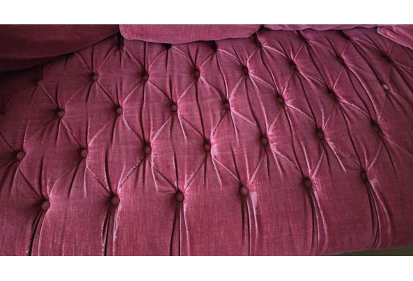 Luxe bordeauxrode Chesterfield bank van velvet - 20260527_071842 Luxe bordeauxrode Chesterfield bank van velvet - 20260527_071842