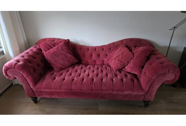 Luxe bordeauxrode Chesterfield bank van velvet - 20260527_071901 Luxe bordeauxrode Chesterfield bank van velvet - 20260527_071901