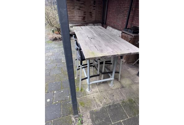 Buiten hoge tafel met stoelen - IMG_7682