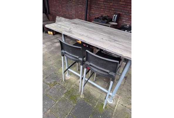 Buiten hoge tafel met stoelen - IMG_7683