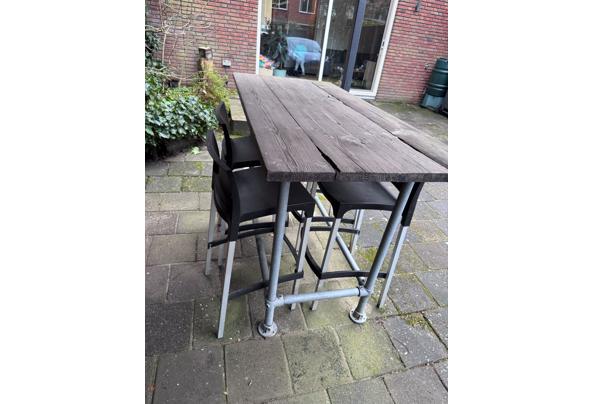 Buiten hoge tafel met stoelen - IMG_7684