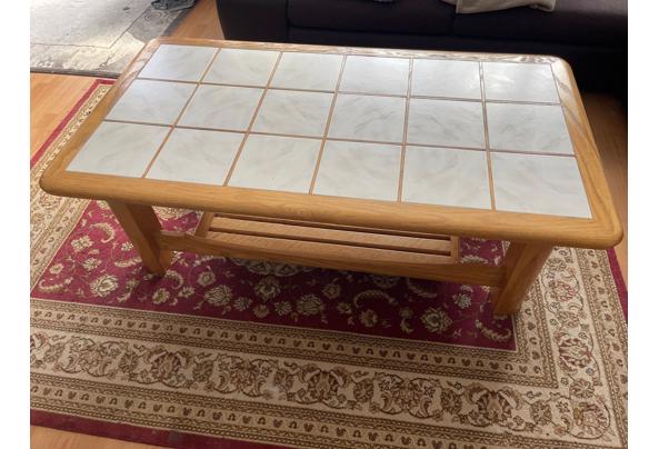 Houten salontafel met tegels. - IMG-20261019-WA0009