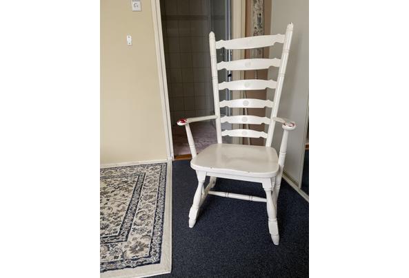 Witte houten riante stoel - 7E747970-BE33-4886-9E22-2B72C010177F