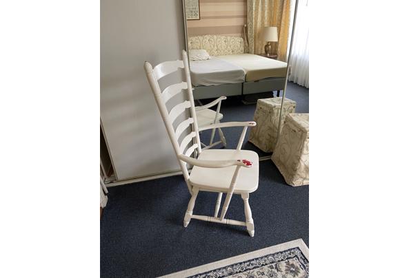Witte houten riante stoel - A2DEC4B8-2DC2-443B-BADC-1AC2A67D5A78