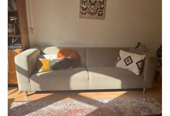 Bijenkorf bank beige stof zilveren poten - WhatsApp-Image-2026-04-11-at-02-00-19 Bijenkorf bank beige stof zilveren poten - WhatsApp-Image-2026-04-11-at-02-00-19