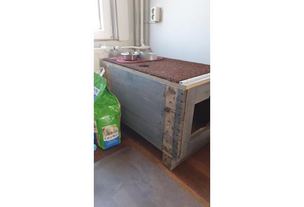 Zelfgemaakte kattenbox incl. kattenbak en schepjes - Kat2 Zelfgemaakte kattenbox incl. kattenbak en schepjes - Kat2