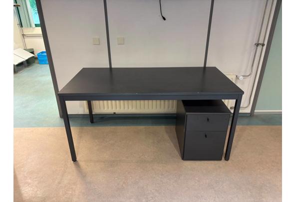 2x zwart bureau met metalen frame (kantoor) - Bureau-1 2x zwart bureau met metalen frame (kantoor) - Bureau-1