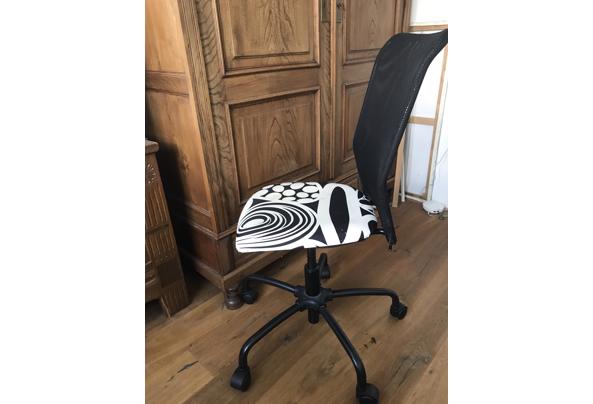 Buro stoel Ikea. Zwart met wit - image