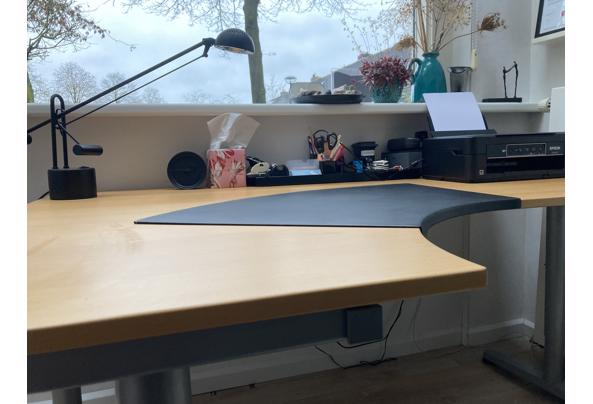 In hoogte verstelbaar hoekbureau van Ikea - 8548DBCD-801D-4C03-AD70-156CE5F1BE2D