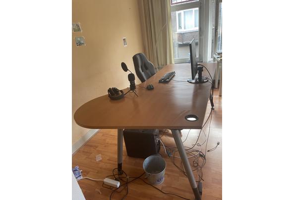 Mooi groot bureau - 91461767-3249-4315-8F04-D52C59395D09