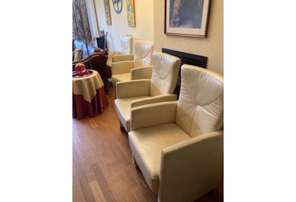 Vier crèmekleurige clubfauteultjes met wieltjes - IMG_4870