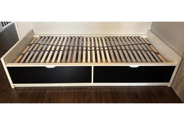 Eenpersoons wit IKEA Odda bed met grote zwarte laden  - IMG_3795 Eenpersoons wit IKEA Odda bed met grote zwarte laden  - IMG_3795
