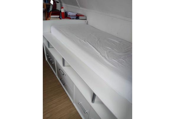 1 persoons bed, halfhoog, wit, met kastjes en laatjes onderin - 73b0508c-f48a-4f53-a34b-eebf4a2d0d04