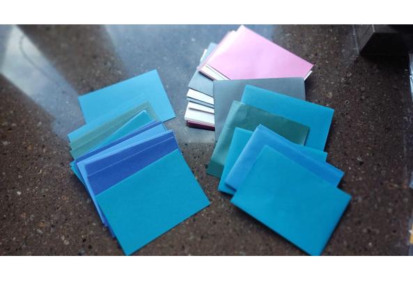divers gekleurde correspondentie-kaarten en enveloppen circa 50 - Afbeelding-van-WhatsApp-op-2025-05-19-om-20-29-22_efa5c3cb
