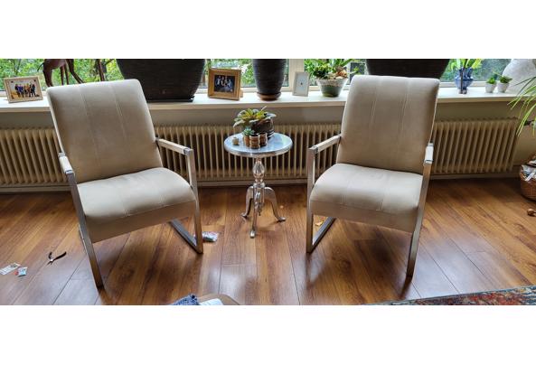 4 fatuils. 2 beige bekleding met chroom frame en 2 blauwe fautuils met zwart frame. Plus tewee zilver kleurige bijzettafeltjes - 20260818_110030
