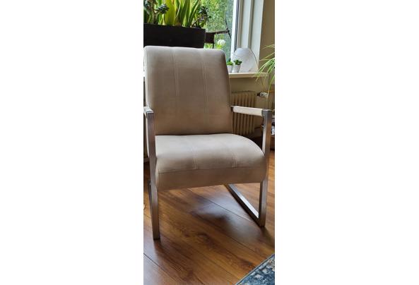 4 fatuils. 2 beige bekleding met chroom frame en 2 blauwe fautuils met zwart frame. Plus tewee zilver kleurige bijzettafeltjes - 20260818_110153