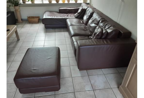 3 zits chocolade bruine leren bank met longchair en voetenbank (hocker) - 20210521_111421