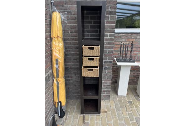 Rek met laden mandjes  - image