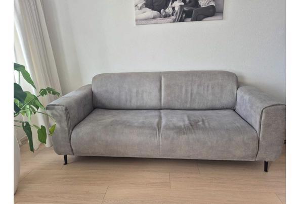 Grijze bank met hocker - IMG-20251024-WA0010