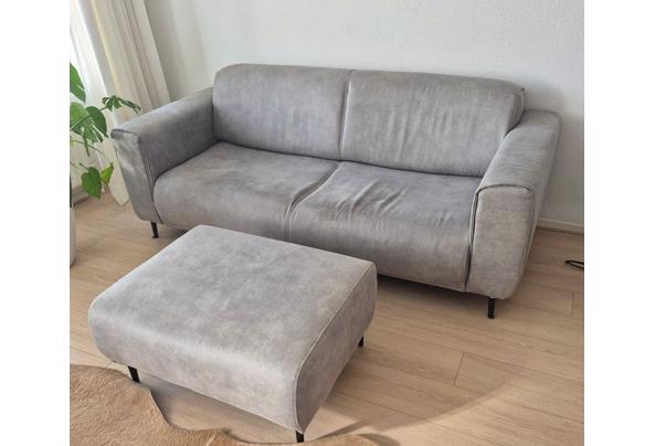 Grijze bank met hocker - IMG-20251024-WA0011