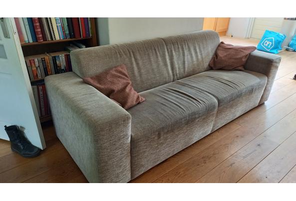 Beige bank en bordeauxrode fauteuil - 17517276905123918105277175439705
