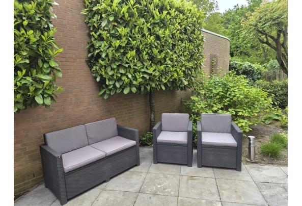 Allibert bank en 2 stoelen met kussens - tuinbank-en-2-stoelen