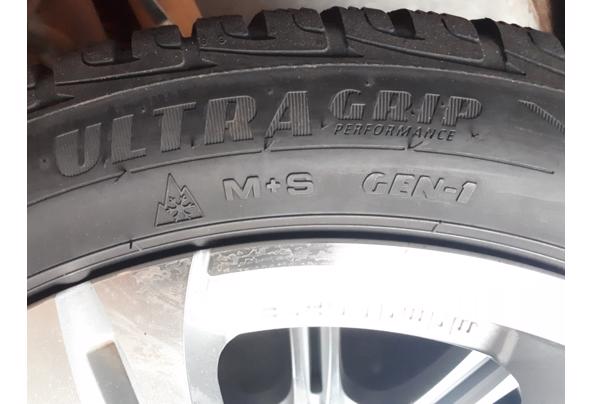 Velgen met winterbanden - 3055e6e9-6b77-4635-ac03-c86af4d40b64