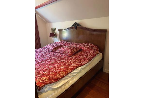 Antieke slaapkamer (bed, nachtkastjes, commode, klaptafel) - 3E7A2463-47A7-4309-A414-992AC56DBE80