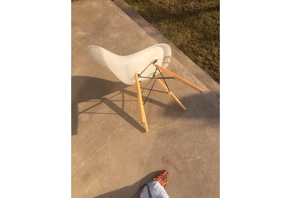 3 witte kuipstoelen met 4 houten poten - IMG_4630