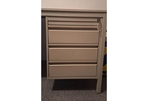 Bureau met een stalen frame en stalen ladekastje. - 20260513_131145