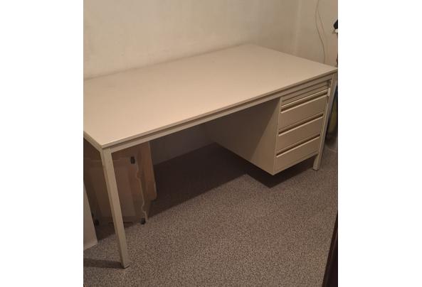 Bureau met een stalen frame en stalen ladekastje. - 20260513_131232