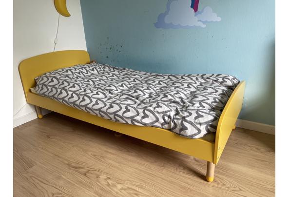 Geel 1-persoons houten bed 90x200  - IMG_9328