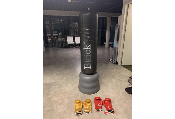 Box zak BKick met stevige poot en 2 paar bokshandschoenen. - 4C275592-C706-4CD3-9EC1-3E011338A483