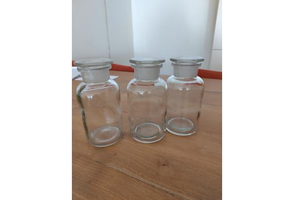 Drie glazen apothekerspotten  - 17552723588466658167058963181183